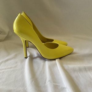 BCBG Shoes, Size 8, Yellow